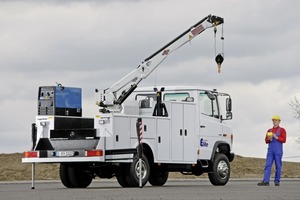  Elite Truck Bodies – Spezialfahrzeug z.B. für die Baumaschinen-Wartung auf der Baustelle: Elite SK 3700, ein Aufbau auf Basis des Mercedes-Benz Vario 816D 4x4 mit hydraulischem Ladekran. Ausrüstung und Gerät sind von außen zugänglich, acht Staufächer bieten Platz für Werkzeug und Ersatzteile, sichere Aufnahmemöglichkeiten für einen Kompressor 