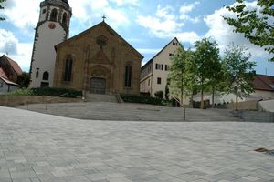  Nachher: Hier hält man sich gerne auf, denn die Elemente des sanierten Kirchplatzes in Neckarwestheim bilden eine harmonische Einheit 
