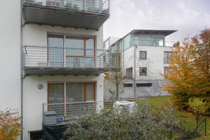  Beide Gebäude verfügen über einen gemeinsamen Grünbereich, im Sommer ein beliebter Treffpunkt der Bewohner. Das Plus der Wohnung im Erdgeschoss: ein separater Mietergarten 