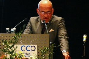  1 Dipl.-Ing. Franz Hoppe, Mitinitiator des Deutschen Schlauchlinertages, eröffnete auch 2009 den Kongress 