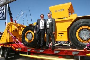  Zufriedene Gesichter auf der bauma in München: Stefan Fuchs, Vorstandsvorsitzender Goldhofer Aktiengesellschaft, links, und Dr. Hermann Brüggemann, Geschäftsführer der Schopf Maschinenbau GmbH 