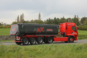  Prädestiniert für den Transport von Asphalt: Die Stahl-Halbschalen von Langendorf aus der ISOXX-Baureihe. 