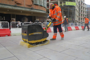  Die Grote Markts traat soll Den Haags Vorzeigeprojekt werden. Dazu verlegte man hochwertige Scala-Pflasterplatten von Klostermann, die Stein für Stein geschliffen und per Stahlkügelchen-Bestrahlung mit insgesamt 21 unterschiedlichen Mustern versehen wurden. Diese Kunstobjekte wurden mit eine Bomag Stoneguard besonders schonend eingerüttelt. 