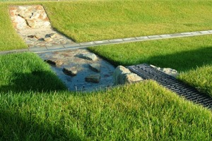  Sickermulde für Dachwasser entlang der neu gebauten ProduktionshalleFoto: König 