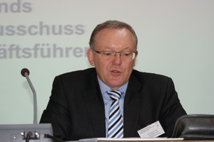  Vorstandsvorsitzender Karl-Heinz Flick erläutert den Jahresbericht des Vorstandes 