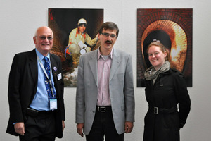  Zufrieden über eine gelungene Ausstellung: Fotograf Dipl.-Ing. Ulrich Winkler&nbsp; (mitte) und GSTT-Geschäftsführer Dr. Klaus Beyer (links), hier mit der australischen Pressefotografin Kate PembertonFotos: Winkler 