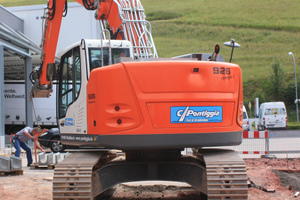  Der Liebherr-Raupenbagger R 926 Compact im Einsatz unter beengten Platzverhältnissen 