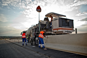  Ausgebildete Fachkräfte sorgen beim Bau einer Betonschutzwand aus Ortbeton ebenso wie bei der Montage von Betonschutzwänden aus Fertigteilen für eine sichere technische Ausführung der Rückhaltesysteme 