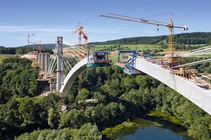  Die insgesamt 798 m lange Talbrücke spannt sich mit ihrem 270 m weiten Bogen in 65 m Höhe über den Froschgrundsee Foto: Doka 