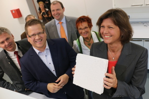  Ein Forschungsschwerpunkt in den nächsten Jahren wird die energieeffiziente Weiterentwicklung des Dämmstoffes Perlite sein. Im Bild von links: geschäftsführender Gesellschafter Johannes Edmüller, Diplom-Chemiker und Leiter des Forschungsprojektes „TOGRA“ Dr. Jens Geduhn, Wirtschaftsministerin Ilse Aigner. 