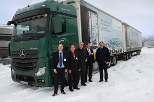  BASt-Projektleiter Dr. Marco Irzik, Spediteur Hans-Günther Schwarz, Präsident Stefan Strick und Abteilungsleiter Michael Rohloff sowie Unterabteilungsleiter Martin Friewald des BMVBS vor dem Lang-Lkw auf der Freifläche der Fahrzeugtechnischen Versuchsanlage der BASt (von links) 