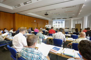  Fachleute berichten aus der Praxis: Die Auftraggeber-Fachgespräche geben Gelegenheit zum intensiven Erfahrungsaustausch. 