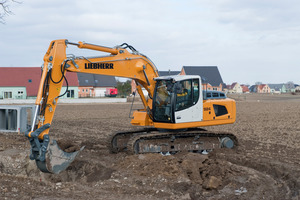  Mehr Einsatz. Der neue Raupenbagger von Liebherr bringt ein Einsatzgewicht von 24 Tonnen auf die Waage 