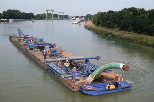  2 Düker als Sondertransport mittels Katamaran auf dem Weg vom Rhein durch die Friedrichsfelder Schleuse zur Verlegstelle bei Kanal-km 2,6 