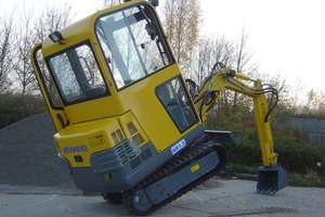  In auffälliger Pose veranschaulicht der chinesische 1,5-t-Minibagger NR1.5K von Neumeier, wie geräumig das Fahrerhaus trotz nur 95 cm Oberwagenbreite istFoto: Neumeier 