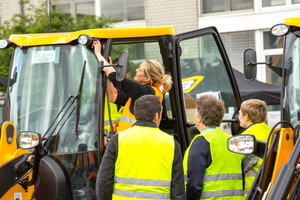  Eine JCB-Mitarbeiterin erläutert den Schulungsteilnehmern Details der optimierten Kabine. 