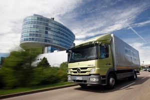  Europas erster Serien-Hybrid-Lkw: Der Atego BlueTec Hybrid soll Kraftstoffverbrauch und Abgasemissionen um bis zu 15 Prozent reduzieren 