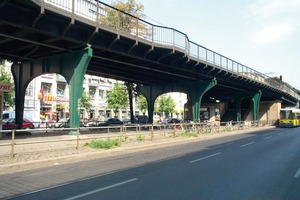  Die Berliner Untergrundbahnlinie U2 läuft teils als Hochbahn auf stählernen Viadukten, die im Bereich der Schönhauser Allee unter Beachtung der Anforderungen des Denkmalsschutzes komplett saniert wurden 