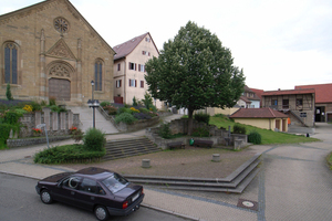  Vorher: Von Fahrbahnen zerschnitten – der Platz vor der Gregoriuskirche in Neckar­westheim bot vor seiner Sanierung wenig Anlass zum Verweilen 