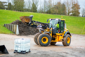  Der Radlader JCB 417 brilliert nun mit neuem Motor und neuer CommandPlus-Kabine. 