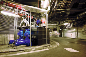  Unterwelt mit begrenzter Kopffreiheit: Die Logistik-Hauptstraße unterhalb von Terminal 1 des Frankfurter Flughafens. Links die zentrale Pumpe für die Wasserhaltung des zu sanierenden Abwassersammlers. 