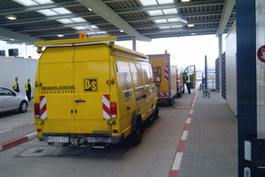  Die Fahrzeuge der D&amp;S-Rohrsanierung erhielten in der Schleuse der Fraport einen Sicherungscheck. Bis 23:00 Uhr musste auf die Freigabe des Außenbereiches gewartet werden, erst dann konnten die Fahrzeuge zur Baustelle an der Startbahn West fahren 