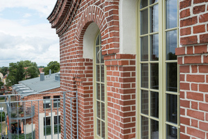  Beschädigte Teile der Ziegelfassade wurden mit den Verblendern Schleswig rubinrot sowie Heide rot nuanciert aus dem Terca-Programm ausgebessert.  