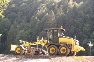  Beim Kompaktgrader BG 130 TA-4 vereinte HBM-Nobas geringe Abmaße, kleinen Wendekreis und gute Transportfähigkeit mit der Leistungsfähigkeit eines mittelgroßen GradersFotos: HBM-Nobas 