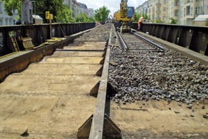  Schotter und Gleise der Fahrbahn sind zum Teil abgeräumt; die alten Buckelbleche und Teile der Stahlkonstruktion sind gut zu erkennen 