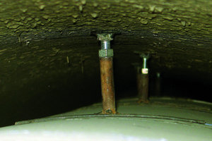  4 Fixierung des GFK-Rohrs im alten Stahldüker; der Ringraum wurde im letzten Arbeitsgang mit Flüssigzement verdämmt 