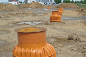  20 Schächte wurden als Twinschacht ausgeführt. Sie bündeln Rohre für Regen- und Schmutzwasser in einem Schachtbauwerk, ohne diese dabei zu vermischen 