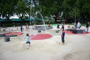  Jeder Stein ein Unikat. Auf dem Wasserspielplatz durften Koblenzer Kinder die Tritt- und Sitzsteine selbst gestaltenFotos: tis 