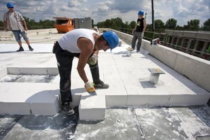  Verkleben der Flachdachdämmung aus Mineraldämmplatten auf den Rohbetondecken 