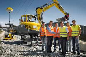  Der erste Bagger 8003 railway von Wacker Neuson wurde an die Leonhard Weiss Gruppe übergeben. V.l.n.r.: Florian Koser (Leonhard Weiss), Robert Kreß (Leonhard Weiss), Helmut Häberlein (Leonhard Weiss), Thomas Knapp (Wacker Neuson), Rainer Hößelbarth (Leonhard Weiss), Andreas Gstöttenbauer (Wacker Neuson). 