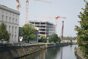  Das künftige Geschäftshaus mit Büro- und Gastronomieflächen liegt an der Uferpromenade des Spandauer Schifffahrtkanals. 