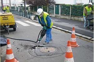  Der verlaufende Verkehrsreparaturmörtel PCI Repafast Fluid punktet neben der flächigen Anwendung auch beim Vergießen von Schachtringen und Pflastersteinen sowie beim Verankern und Fixieren von Straßenbauteilen  