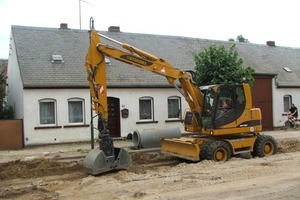  Mit nur 3,4 m Hüllkreisdurchmesser kann der neue 17-t-Mobilbagger M1700CS Series 2 von Hydrema auf engstem Raum um volle 360° durchschwenkenFoto: Hydrema 