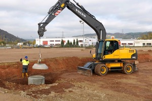  1 Der neue Volvo EW230C zählt mit bis zu 25,6 t Gewicht und entsprechend großen Hubkräften zu den größten Mobilbaggern auf dem deutschen MarktFoto: Volvo CE 