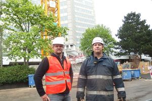  Wolffkran-Chefmonteur Oliver Manthei (rechts) ist für den Aufbau des Wolff 6031.8 verantwortlich. Links: Wolffkran-Niederlassungsleiter Carsten Druske 