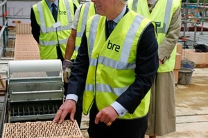  Der britische Thronfolger Prinz Charles höchstpersönlich setzte den ThermoPlan S9-Ziegel ins Mörtelbett der Außenwand 