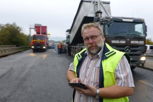  Herr Armin Beck, Asphaltbauleiter bei Vogelbau, verschafft  sich einen Eindruck von BPO Asphalt. 