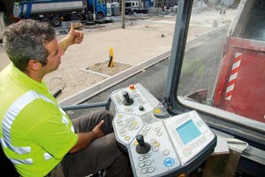  Alles im Griff dank ErgoPlus: Der ausschwenkbare Fahrersitz erleichtert die Kommunikation mit dem Lkw-Fahrer 