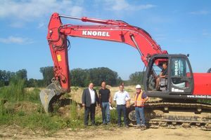  Baubesprechung vor Ort. Von links: Funke-Fachberater Jürgen Gäßler, Dipl.-Ing. (FH) Stephan Lemper, Abteilungsleiter Tiefbau des Bauamtes Bad Krozingen, Bauleiter Dipl.-Ing (FH) Andreas Knobel von der Knobel Bau GmbH, Planer Dipl.-Ing. (TH) Peter Stangwald und Baggerfahrer Michael Ehrler von der Firma Knobel 