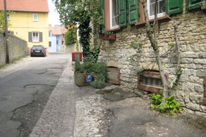  Vorher: Wirklich in einem sehr sanierungsbedürftigen Zustand präsentierten sich einige Sträßchen vor der Sanierung im Ortskern von Dalsheim.  