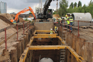  Für die Errichtung eines rund 450 m langen Abwasserkanals im linksrheinischen Oberkassel wurden Betonrohre vom Typ DN 1400 mit einer Baulänge von 2500 mm eingebaut 