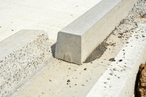  Maßarbeit: Alle Borde werden exakt auf die gleiche Höhe gesägt und die Betondecke an den Stellen, an denen die Bordsteine verklebt werden sollen mit Wasserhochdruck abgestrahlt. Danach wird in einem Dünnbettklebeverfahren 2-K-Kunststoff aufgebracht und die Bordsteine mit der geschnittenen Seite verklebt 