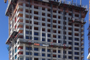  ”Zölly - Das Zürcher Wohnhochhaus“ mit zwei umschließenden Lagen HEK Mastkletterbühnen. 