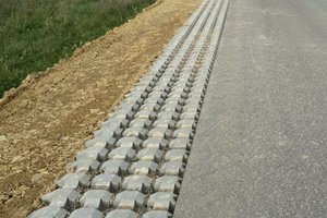  Die Bankettplatte ermöglicht die Befahrbarkeit der Straße über den Fahrbahnrand hinaus. Sie verhindert ein Ausbrechen des Banketts  