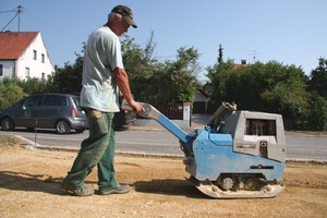  v.l.n.r.: Hydraulische Ammann-Rüttelplatten sorgen im Garten- und Landschaftsbau für rationelle ArbeitsabläufeThomas Ziegltrum schätzt die gute Betreuung durch seinen Ammann-Händler Theisen (links im Bild: Theisen-Berater Reinhold Heigl) und den zuständigen Ammann-Gebietsverkaufsleiter Jürgen Künzel (rechts)Ein universell verwendbares Gerät für den GaLa-Bau: Der Ammann-Dieselstampfer ADS 70 Fotos: Sepp Rixner 