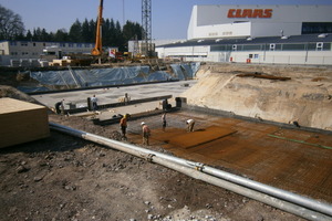  5 000 m² Voltex-Bentonit-Dichtung: sie schützt den Neubau von unten vor drückendem Wasser; auch die Fugenbleche im Betonbau haben Bentonitschutz 